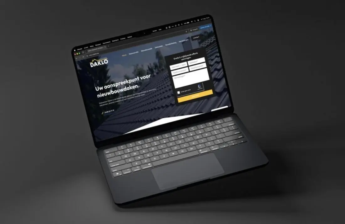 Website van Dakwerken Daklo op een laptop